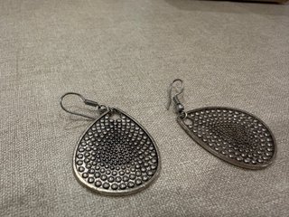 Pendientes plateados lágrima