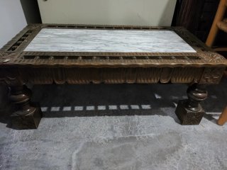 Mesita de centro de mármol y madera