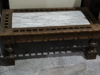Mesita de centro de mármol y madera