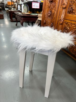 Taburete Blanco de Pelo Sintético Chic