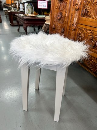 Taburete Blanco de Pelo Sintético Chic