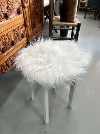 Taburete Blanco de Pelo Sintético Chic