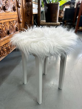 Taburete Blanco de Pelo Sintético Chic