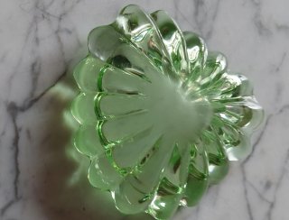 Cenicero de cristal verde con detalles plateados
