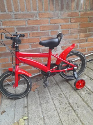 Bicicleta infantil roja