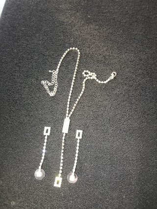 Set di gioielli con collare e orecchini