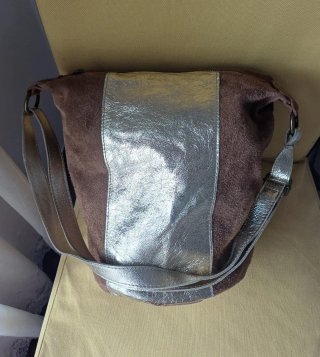 Bolso de Ante marrón chocolate y piel doradas.