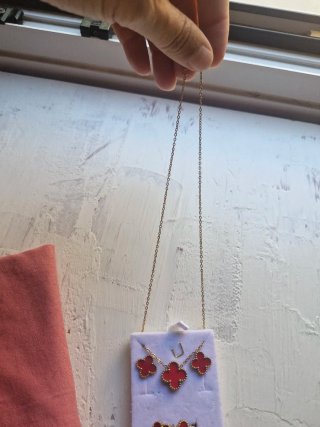 Set di gioielli a tema trifoglio rosso e oro