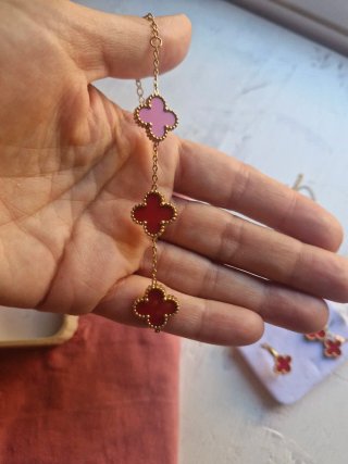 Set di gioielli a tema trifoglio rosso e oro