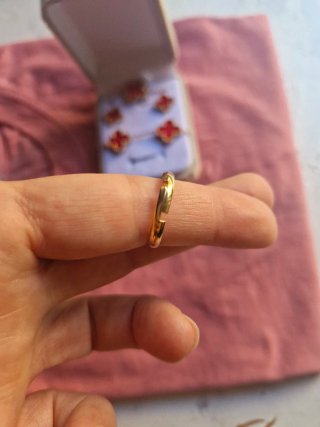 Set di gioielli a tema trifoglio rosso e oro