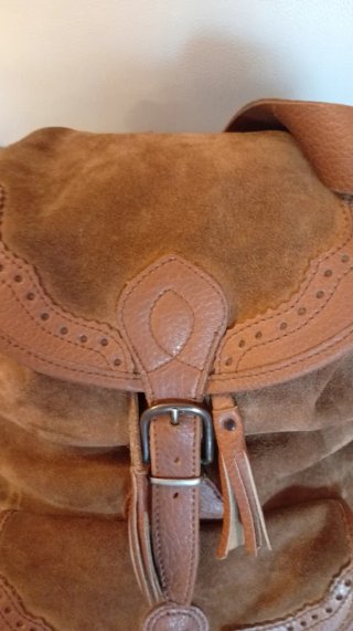 Mochila de ante marrón y cuero