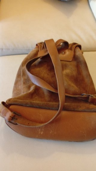 Mochila de ante marrón y cuero