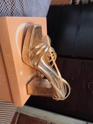 Sandalias doradas plataforma
