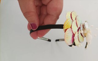 Diadema con lentejuelas y perlas