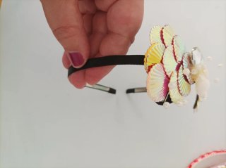 Diadema con lentejuelas y perlas