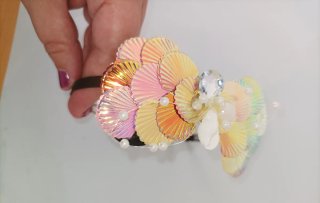 Diadema con lentejuelas y perlas