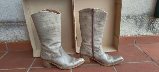 Botas altas de piel grises