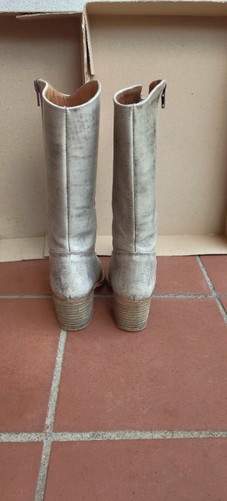 Botas altas de piel grises