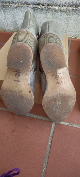 Botas altas de piel grises