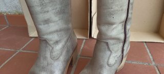 Botas altas de piel grises