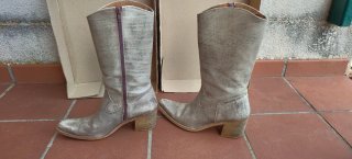 Botas altas de piel grises