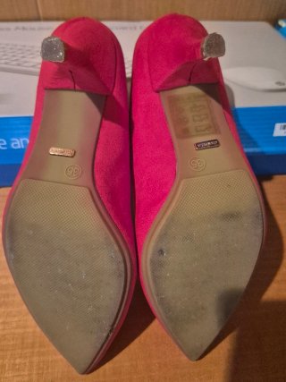 Zapatos de tacón rojos de ante