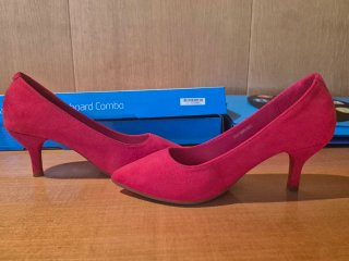 Zapatos de tacón rojos de ante