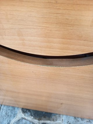 Cabecero de madera con diseño ondulado
