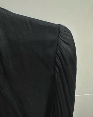 Zara blusa negra Satén con Lazada