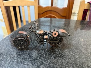 Mini moto de latón artesanal