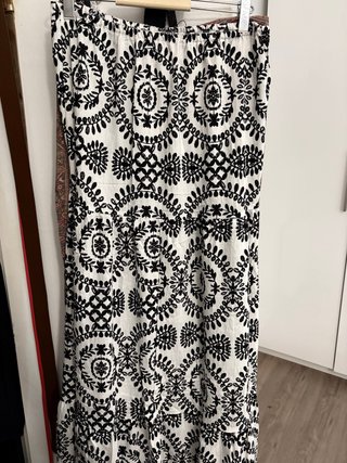 Falda larga bordada blanca y negra