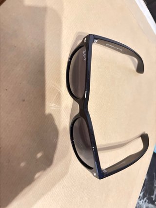Gafas de sol negras y grises