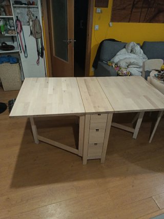 Mesa plegable de madera con cajones