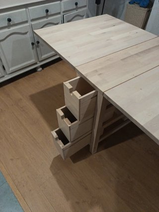Mesa plegable de madera con cajones