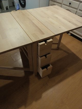 Mesa plegable de madera con cajones