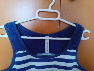 Camiseta tirantes rayas azul y blanco, con encaje.