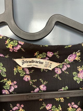 Vestido Stradivarius floral negro y morado T.M