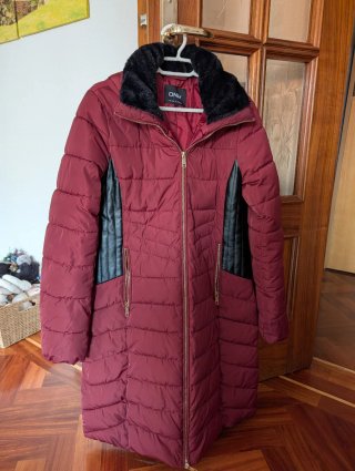 Cazadora Only roja con cuello de pelo