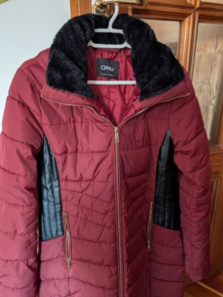 Cazadora Only roja con cuello de pelo