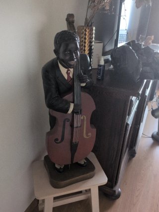 Estatua Músico con Contrabajo