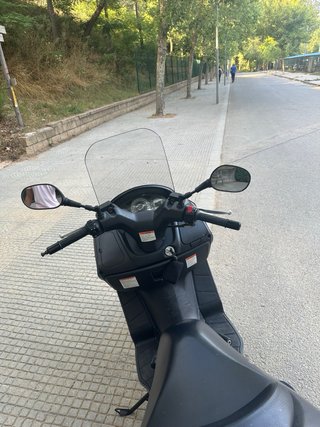Maxi Scooter Negra