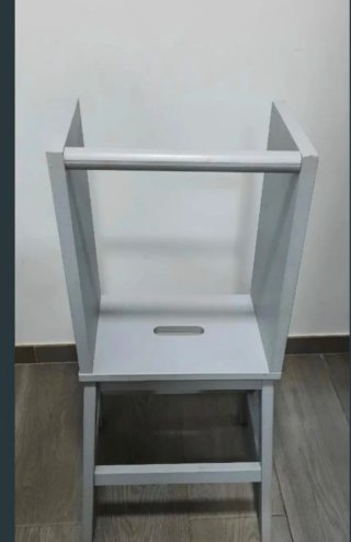 Torre de aprendizaje infantil gris