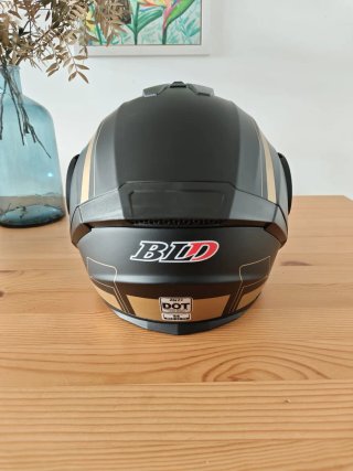 Casco mate con detalles dorados