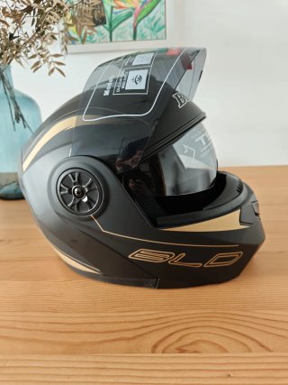 Casco mate con detalles dorados