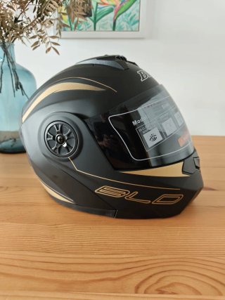 Casco mate con detalles dorados