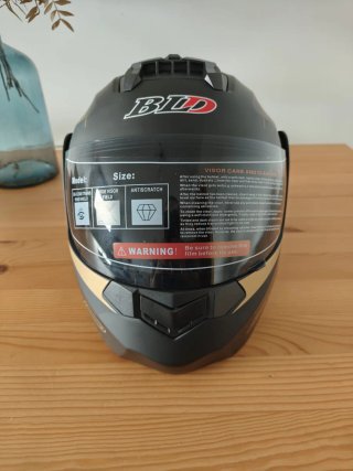 Casco mate con detalles dorados