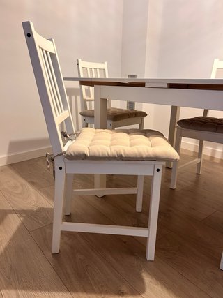 Mesa comedor y 4 sillas blancas