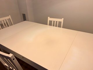 Mesa comedor y 4 sillas blancas