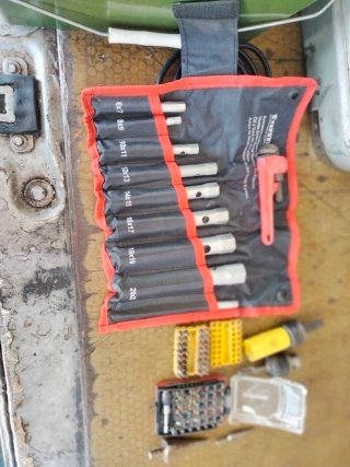 Herramientas varias: llave, brocas, etc.