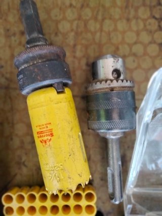 Herramientas varias: llave, brocas, etc.